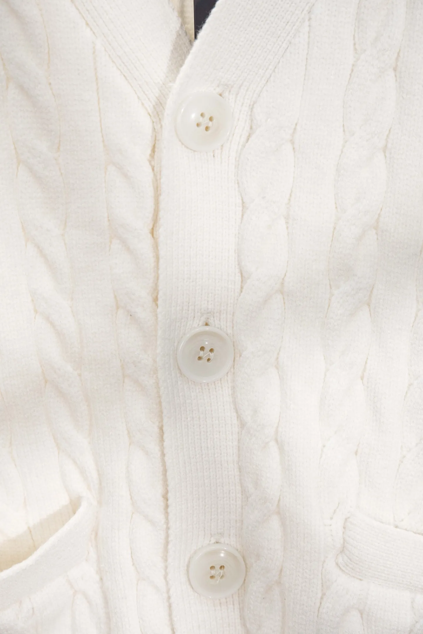 P210 model number: Y198 Ralph Lauren men's cardigan jacket men's hemp flower cardigan. The version is really good-looking. It can be worn alone or as a jacket to be worn inside or outside. The upper body shows personal fashion charm. Four colors are available. Same style for men and women. A must-see item for new summer products. Hang tag. Hanging beads. Washable packaging bag. Full set of accessories. Very good appearance. Super exquisite workmanship. Size: S-XL